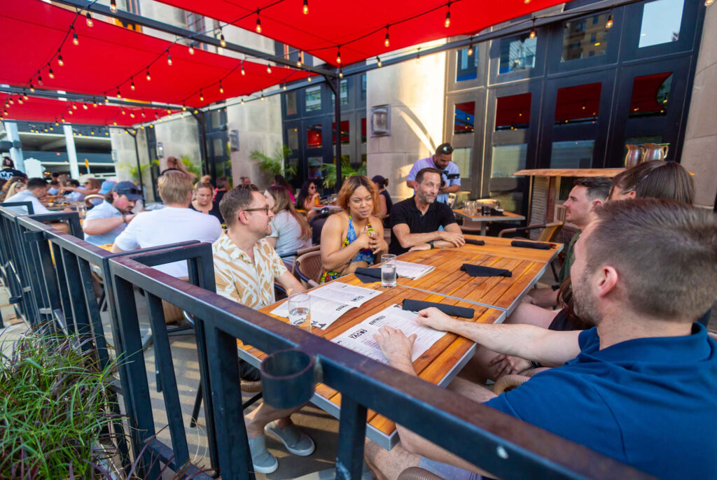 lifestyle-friends-eating