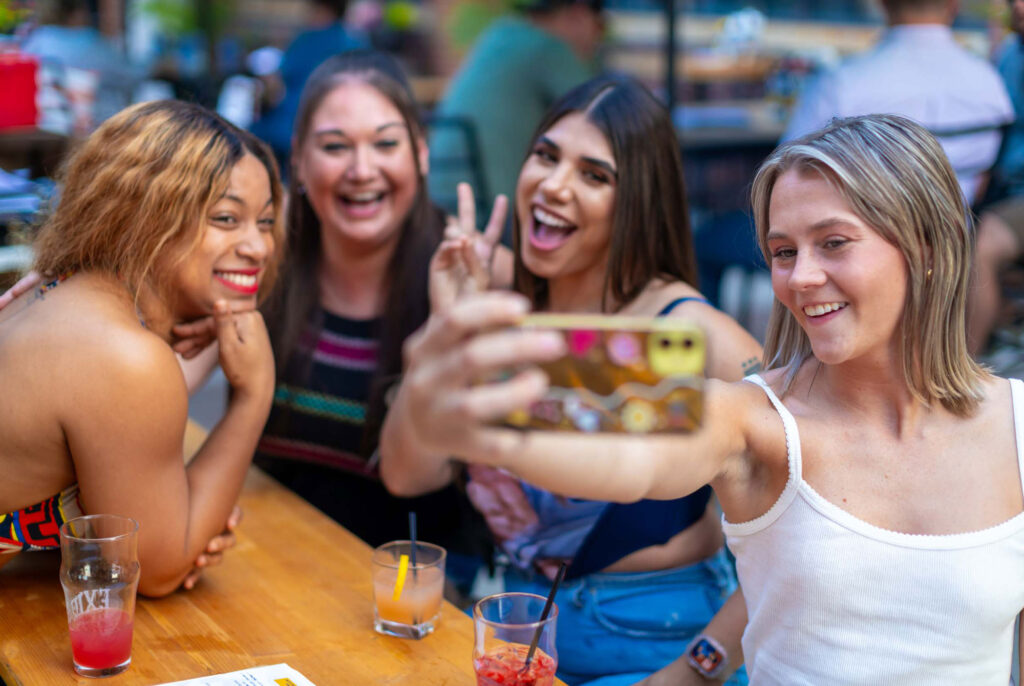 lifestyle-friends-selfie